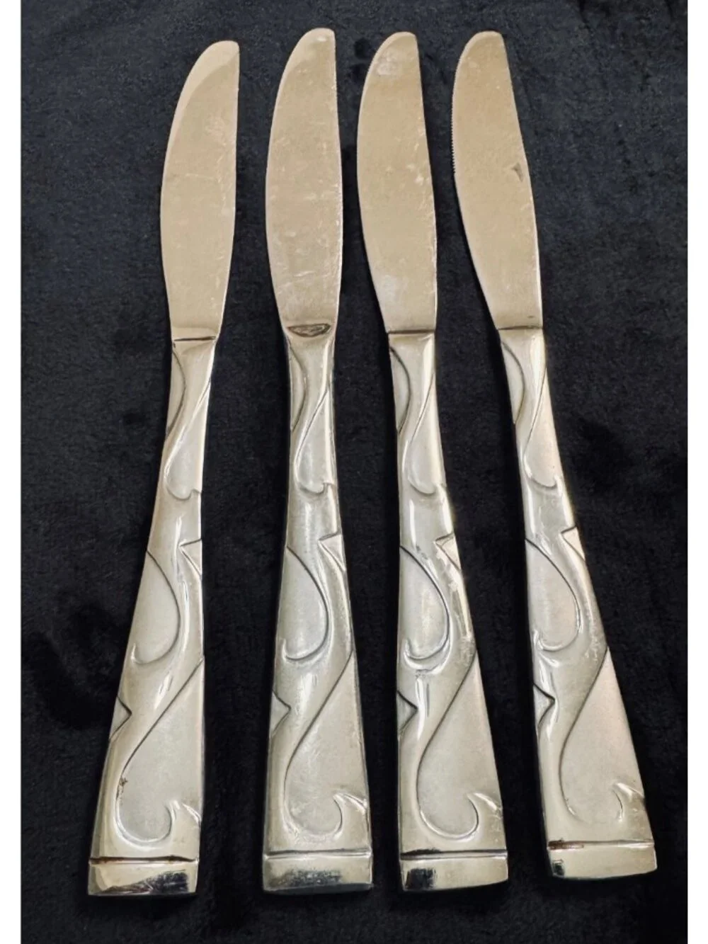 4 Oneida TUSCANY Dinner Knives Stainless Steel Scroll